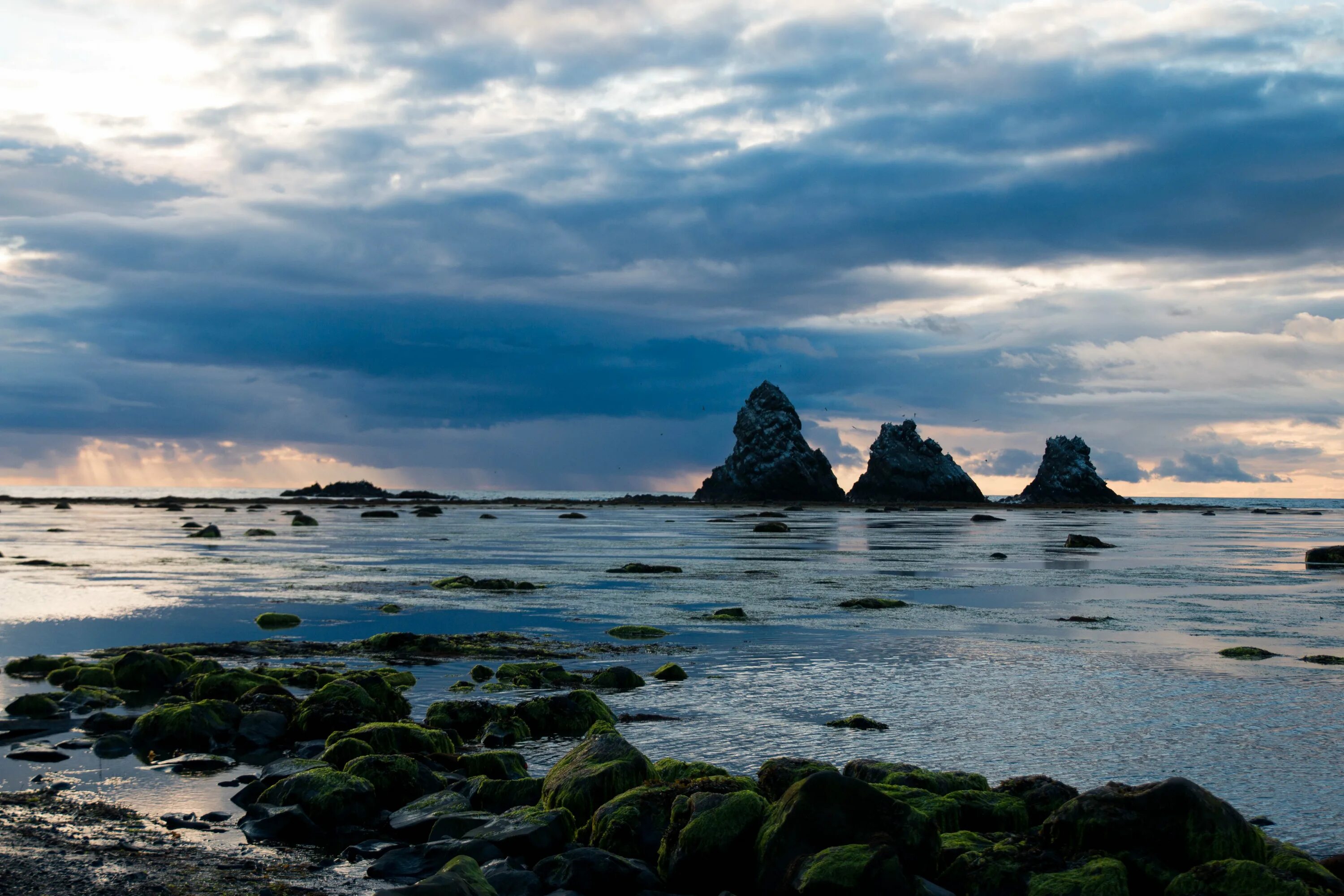 Три брата город александровск сахалинский. Скалы три сестры сахалин. Скала три брата александровск сахалинский. В три сахалин. Три брата александровск-сахалинский.