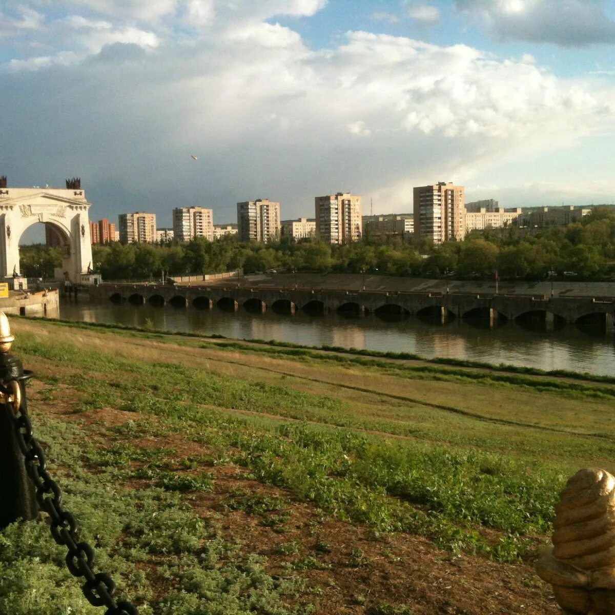 Парк у реки волгоград красноармейский. Красноармейская набережная волгоград.
