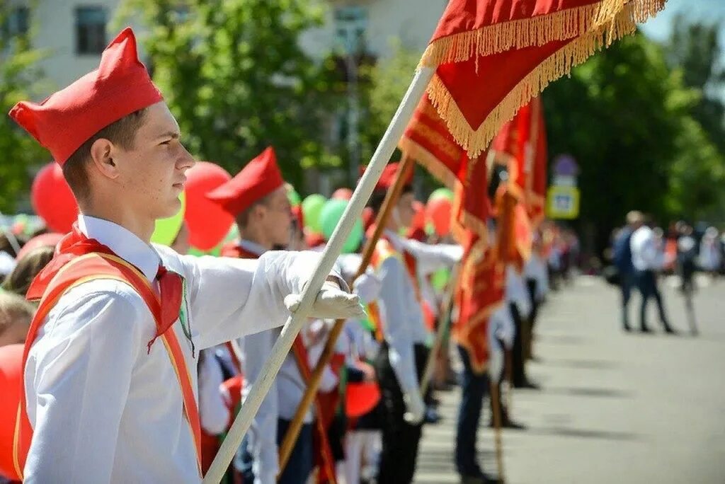 Пионеры сегодняшнего дня. Пионерская организация. С праздником пионерии. Торжественная Пионерская линейка. Пионерское движение.