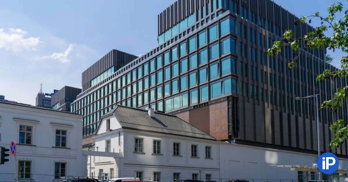 Apple poland. Фабрика норблина в варшаве. the apple museum. музей фабрики норблина в варшаве. польша музей tamka footbridge.