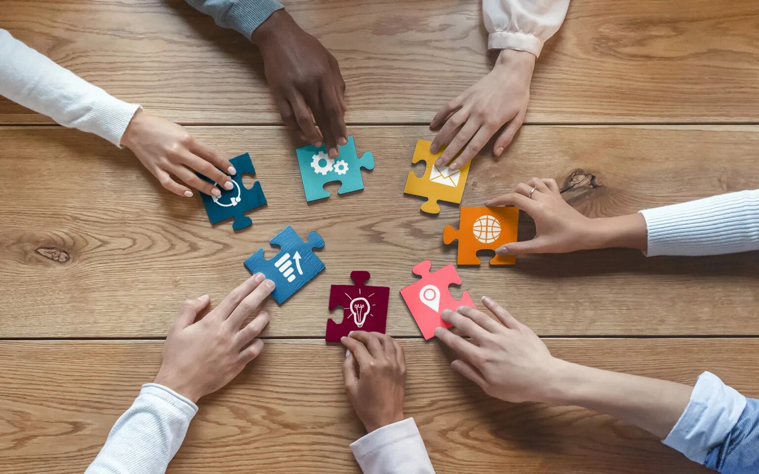 Креативные пазлы. Пазл. Человек собирает пазл. Пазл сложился. Человек собирает пазл.