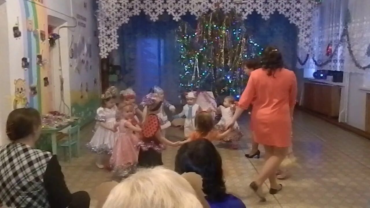 Слова новогодних песен для детей. Деткам елочка посвети посвети. Ай да елка ой иголок сколько. Ай да елка ой иголок сколько. Ай да елочка ноты.