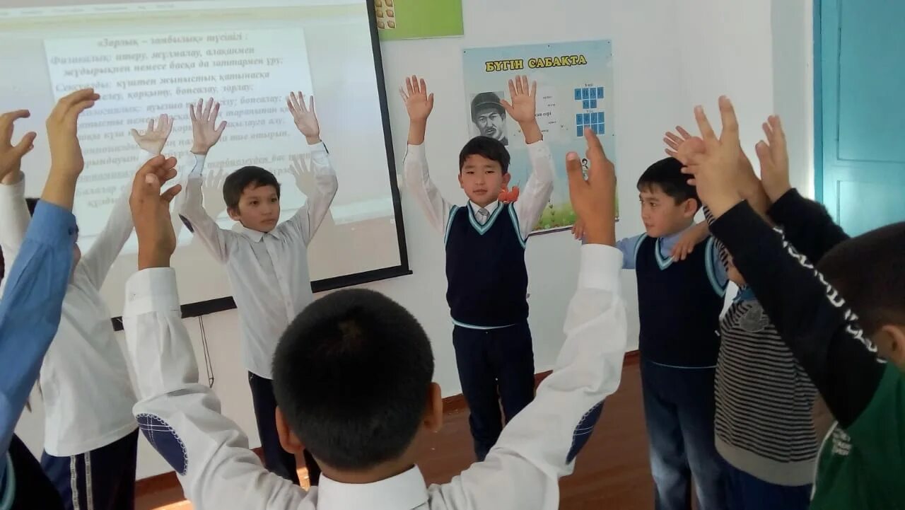 адал бол адам бол. біз бақытты ұрпақпыз сынып сағаты. ата ана бала. отбасы жан9я. менің отбасым презентация.