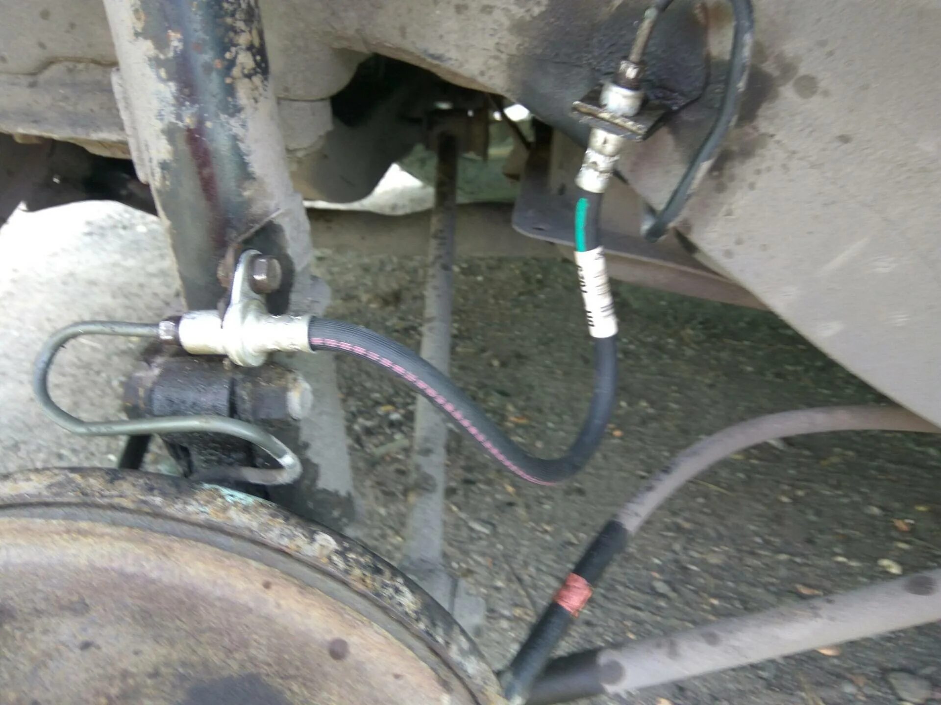 Тормозной шланг civic 4d. Замена задних тормозных шлангов. Мерседес 124 замена тормозных трубок. Задний тормозной шланг мерседес 124. Тройник задней тормозной нива 21213.