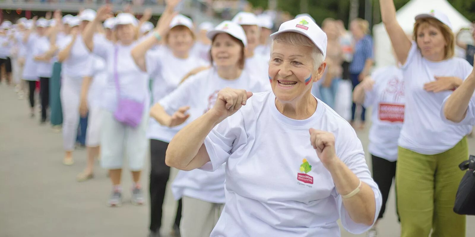 Пенсионеры. Московское долголетие в парках. Пенсионеры спорт. Пенсионеры в Москве.