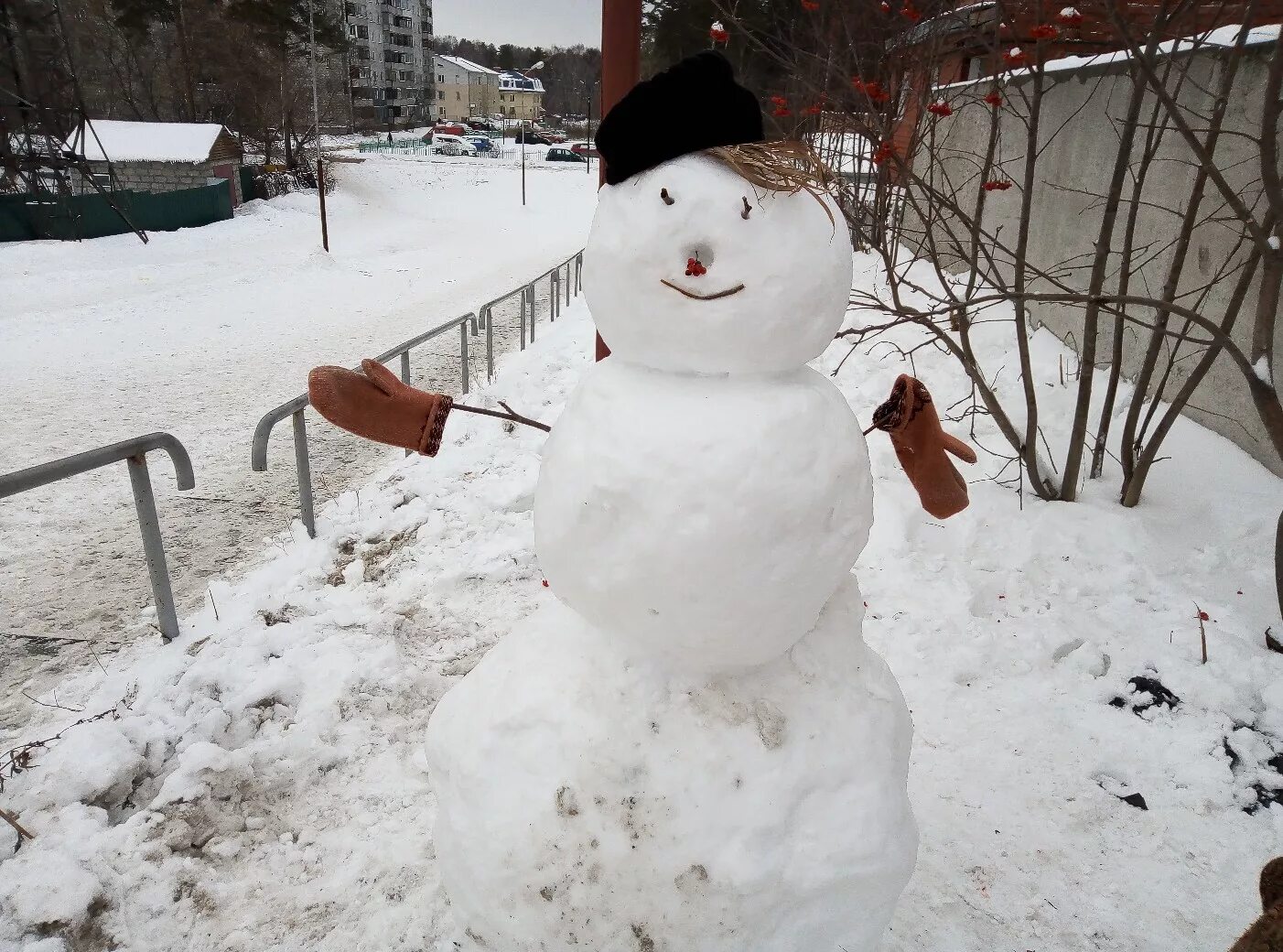 Сугроб снеговик. Фигуры из снега. Снеговик фигура из снега. Снеговик скульптура из снега. Лепка снеговиков из снега.