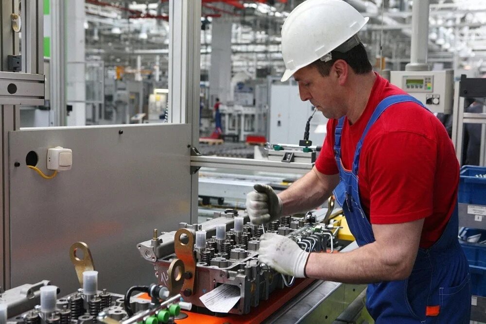 Сверловщик на заводе. Слесари-сборщики мср. Слесарь мср набережные челны. Слесарь мср. Слесарь.