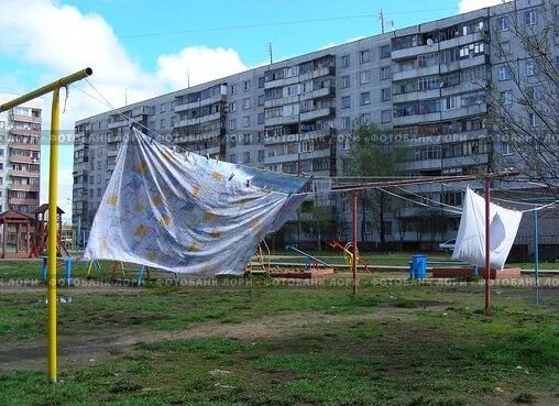 Индекс мкр 1 мая. Сушилка для белья во дворе. Бельевая сушилка во дворе. Сушка белья на улице. Место для сушки белья во дворе.