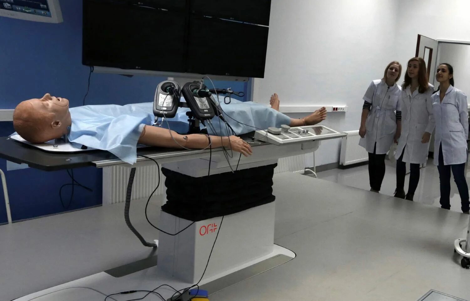 Роботы тренажеры в медицине. Техника в медицине. Медицинские симуляторы. Монтаж медицинского оборудования. Медицинские аппараты.