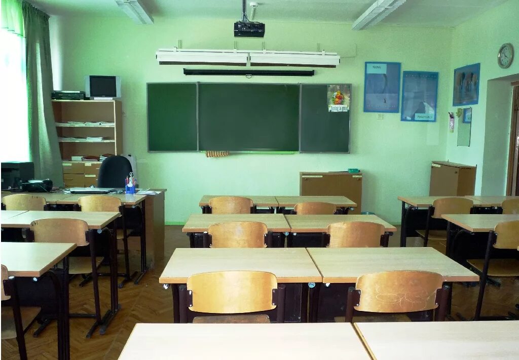 Предыдущего класса. Классный кабинет в школе. Кабинет учителя в школе. Предыдущего класса. Советские парты в школе.