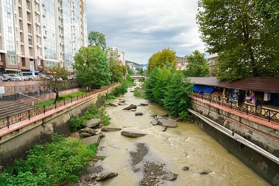 Сочи набережная реки сочи. Набережная реки псахе. набережная реки псахе в сочи. набережная реки псахе мамайка. река псахе мамайка.