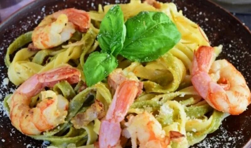 паста карбонара с креветками. карбонара с креветками в сливочном соусе. паста карбонара с креветками в сливочном соусе.