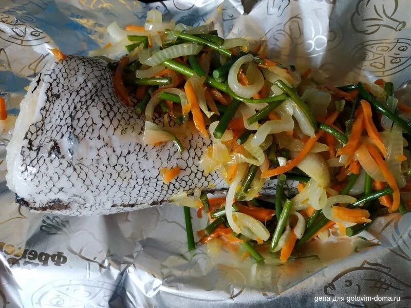 Макрурус с овощами. Рыба макрурус в духовке в фольге. макрурус в духовке в фольге. макрурус запеченный в духовке в фольге. макрурус рыба рецепты приготовления в фольге.