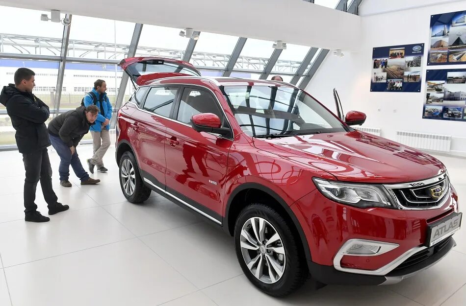 Новые джили в кредит. Geely Atlas красный. Geely Atlas Белоруссия. Джили БЕЛДЖИ х50. Белорусский Джили х50.