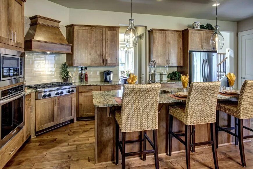 Кухня по фен. Интерьер кухни на северной стороне. Кухня в доме. Сочетание цветов в мебели для кухни. Кухня на юго западе.