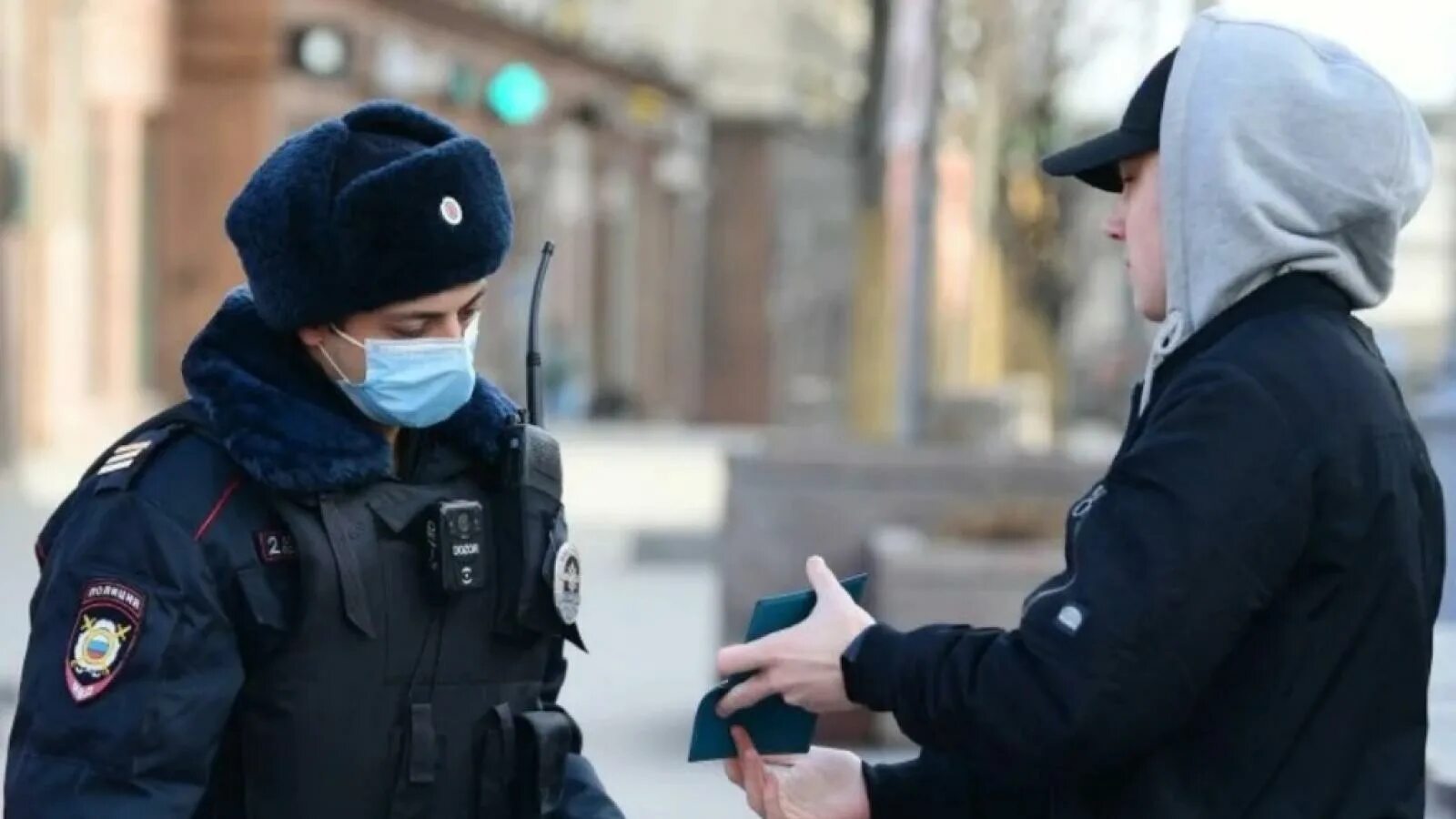 Проверка документов у граждан сотрудниками полиции. Полицейский проверяет документы. цифровая полиция. проверка документов полицией. полицейский пропуск.