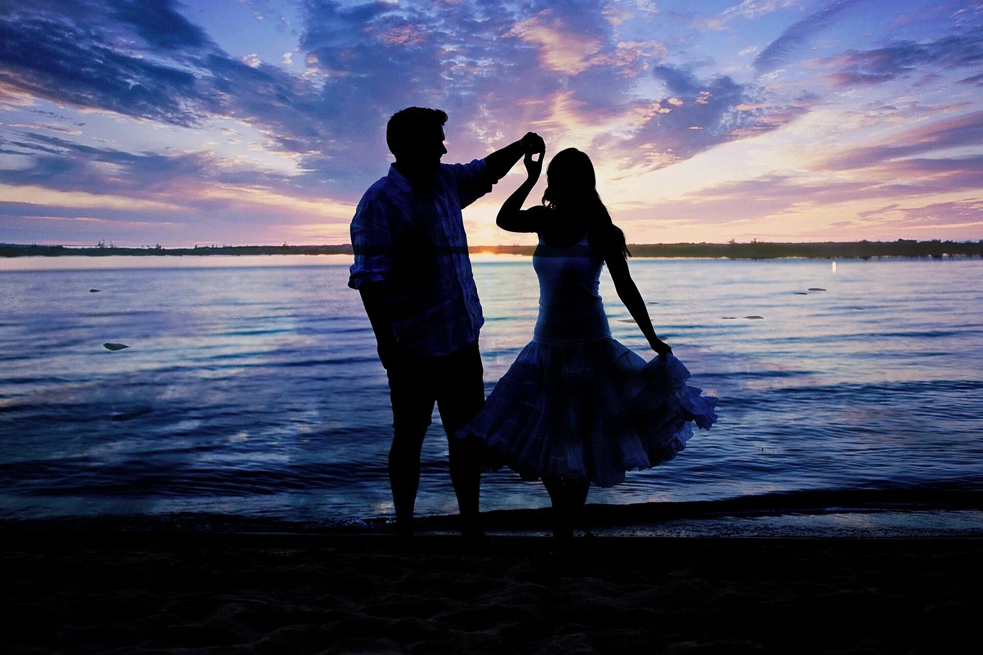 Парень и девушка танцуют. Пара танцует. Романтический танец. Танцы на берегу моря. Танцы парами найти