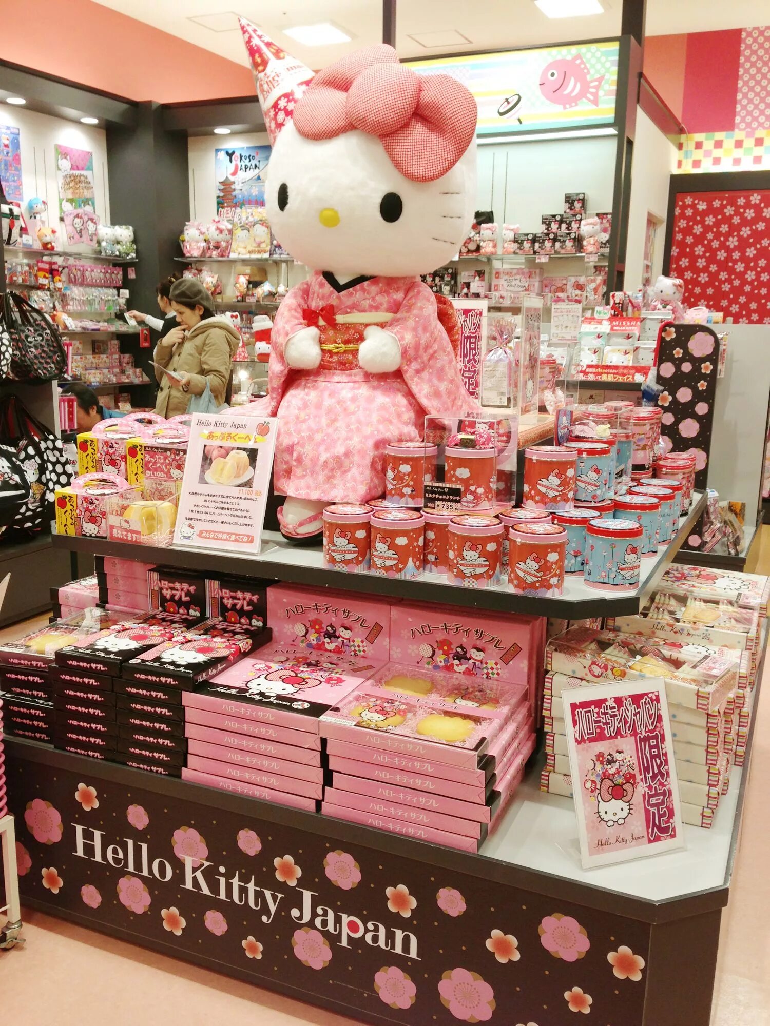 Хелло магазин. Хеллоу Китти hello Kitty магазин. Магазин Хеллоу Китти в Японии. Токио торговый центр Хеллоу Китти. Хеллоу Китти на японском.