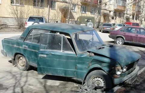 Разбитые машины во дворе