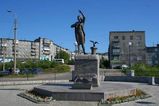 Ждущая мурманск. Ждущая в мурманске. Ждущая в мурманске. Памятник ждущей в мурманске. Ждущая мурманск.