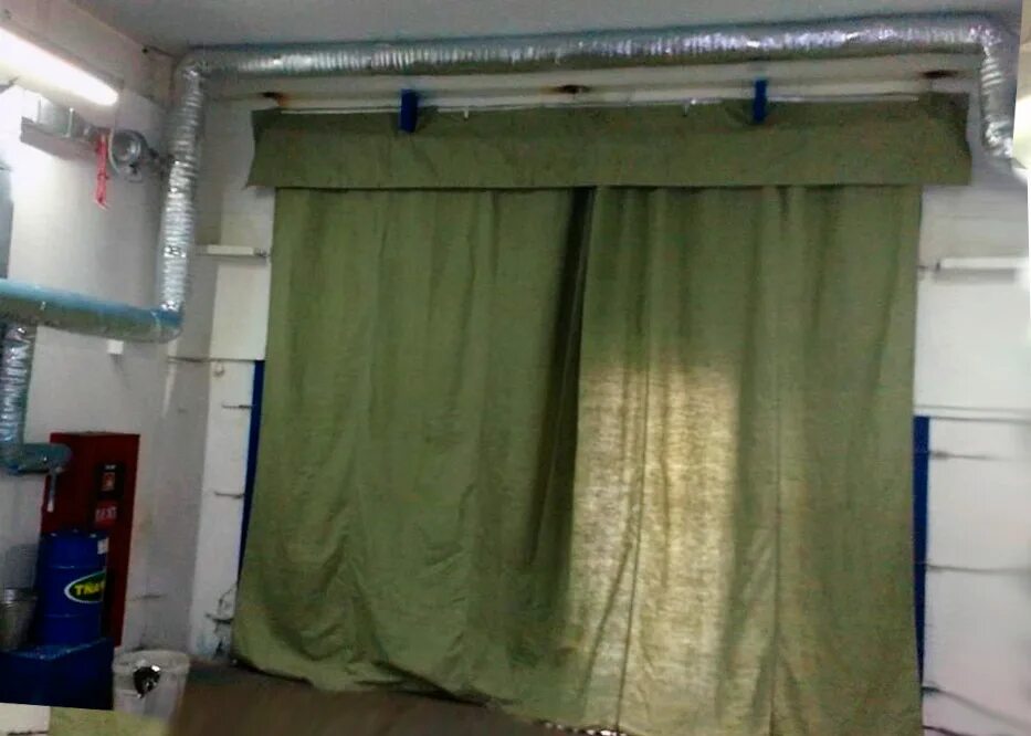 Брезентовые шторы в гараж. Крепление гаражной шторы. Крепеж для брезентовых штор. Шторы из брезента. Крепление гаражной шторы.