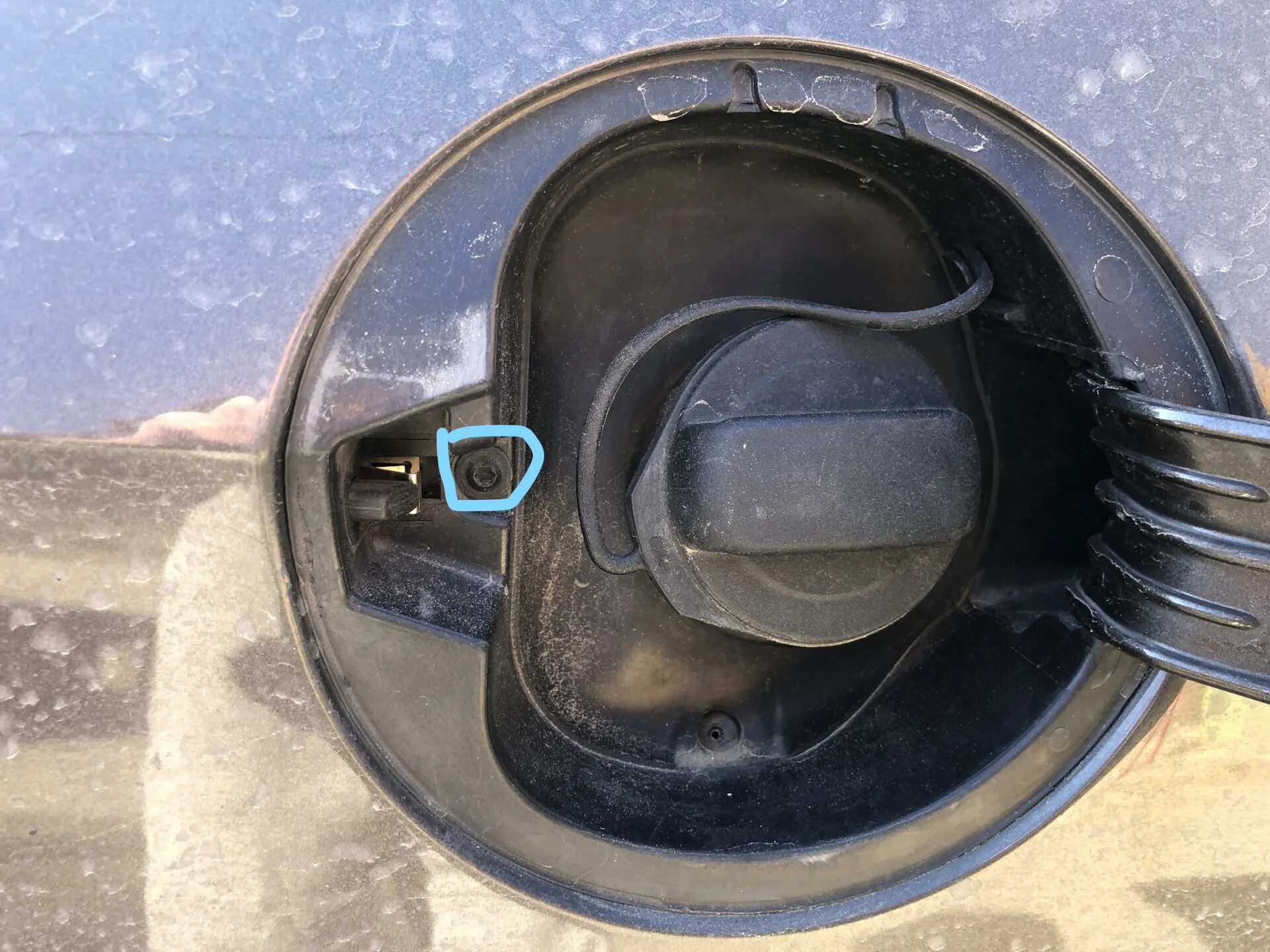 Lixiang 7 как снять лючок бака. Honda 2. Vrg3313 лючок бензобака. 4 лючок бензобака. Как снять лючок бака.