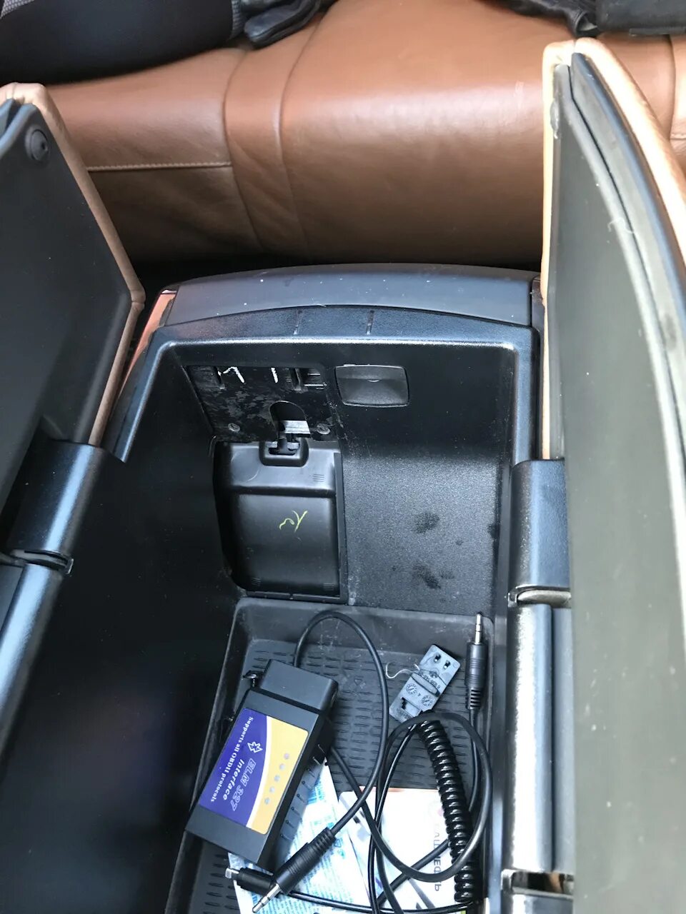 Подлокотник е70. Аукс бмв х5 е70. bmw e71 монитор в подлокотнике android. usb разъем в подлокотник мерседес 212. bmw e60 телефон в подлокотнике.