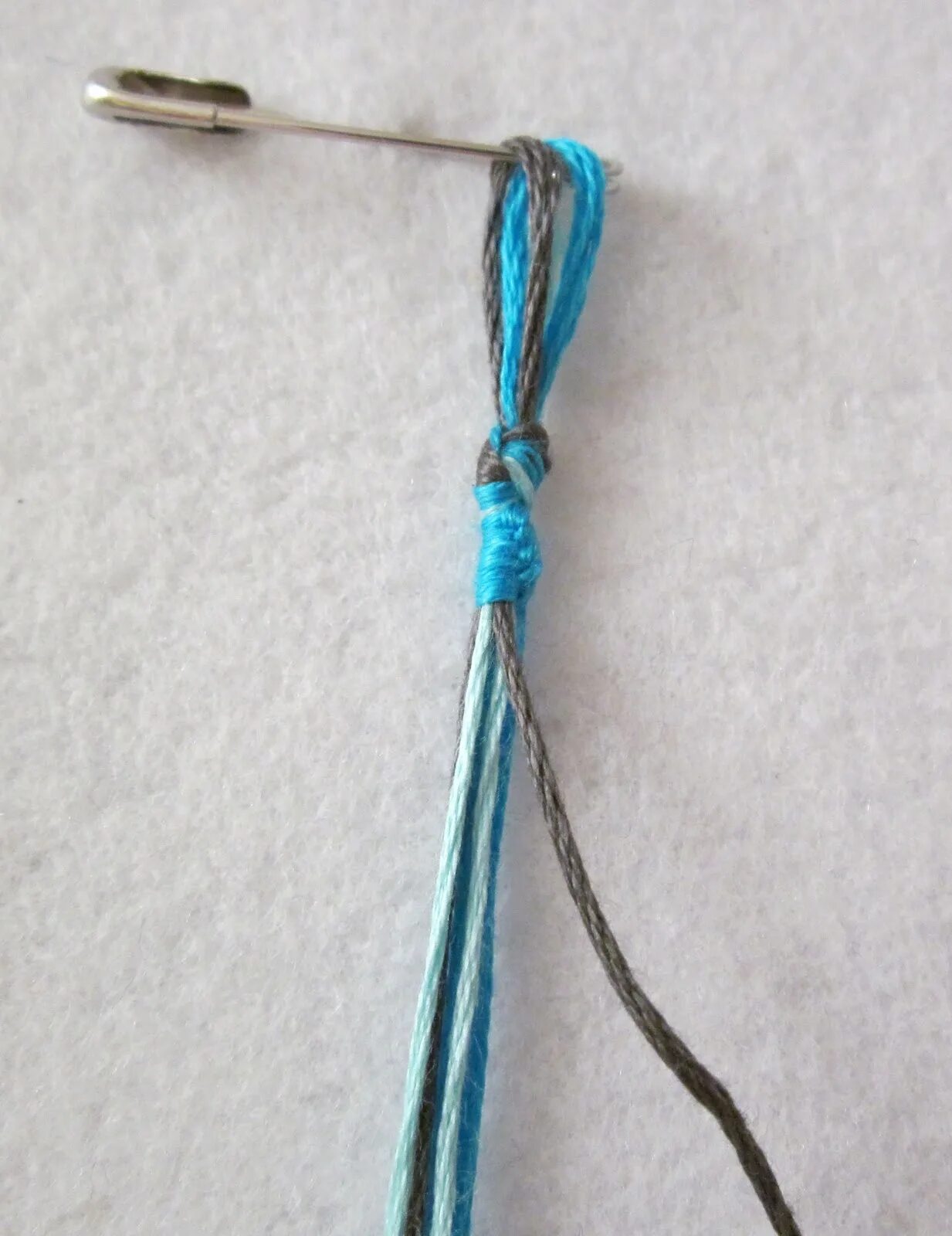 Завязки для цветов. Фенечки узелками. Браслет узелками из ниток. Завязки для фенечек. Завязки для браслета из ниток.