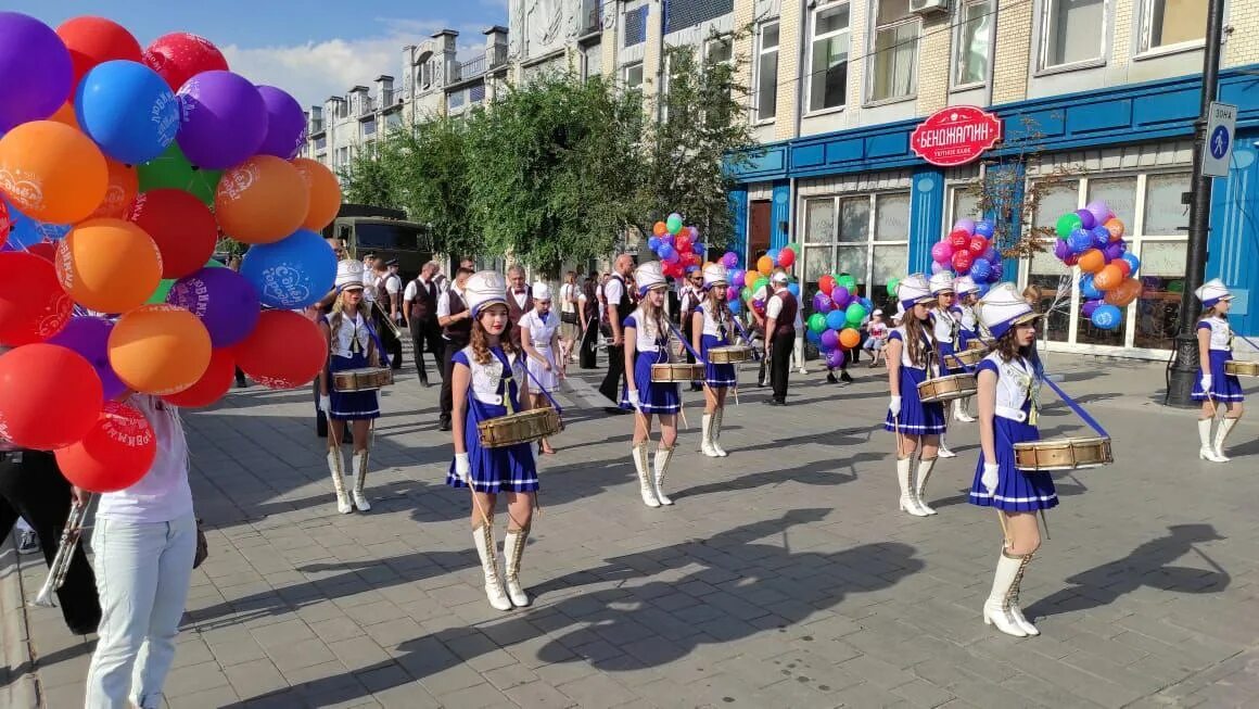 День рождения оренбург. Шествие коллективов на день города. день города оренбург 2025 фотографии. шествие карнавальное в челябинске. необычное шествие на день города.