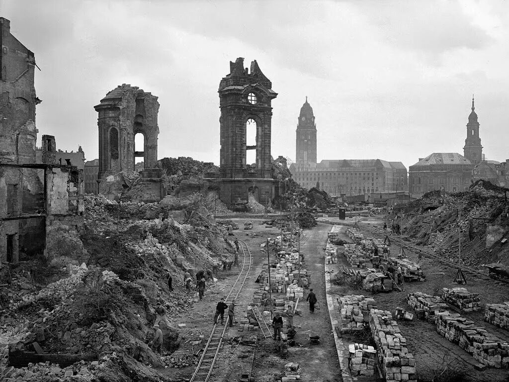 13 городов великой отечественной войны. Бомбардировка Дрездена. Дрезден Фрауэнкирхе 1945. Дрезден после бомбардировки 1945.