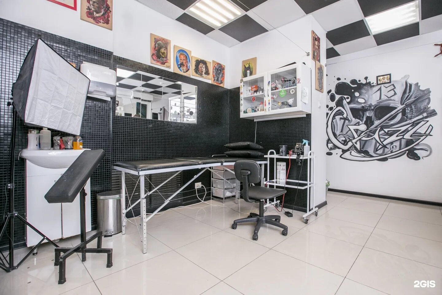 Студия татуировки. Дизайн тату студии. Интерьер тату студии. Студия аристократ москва. Тату салон помещение.