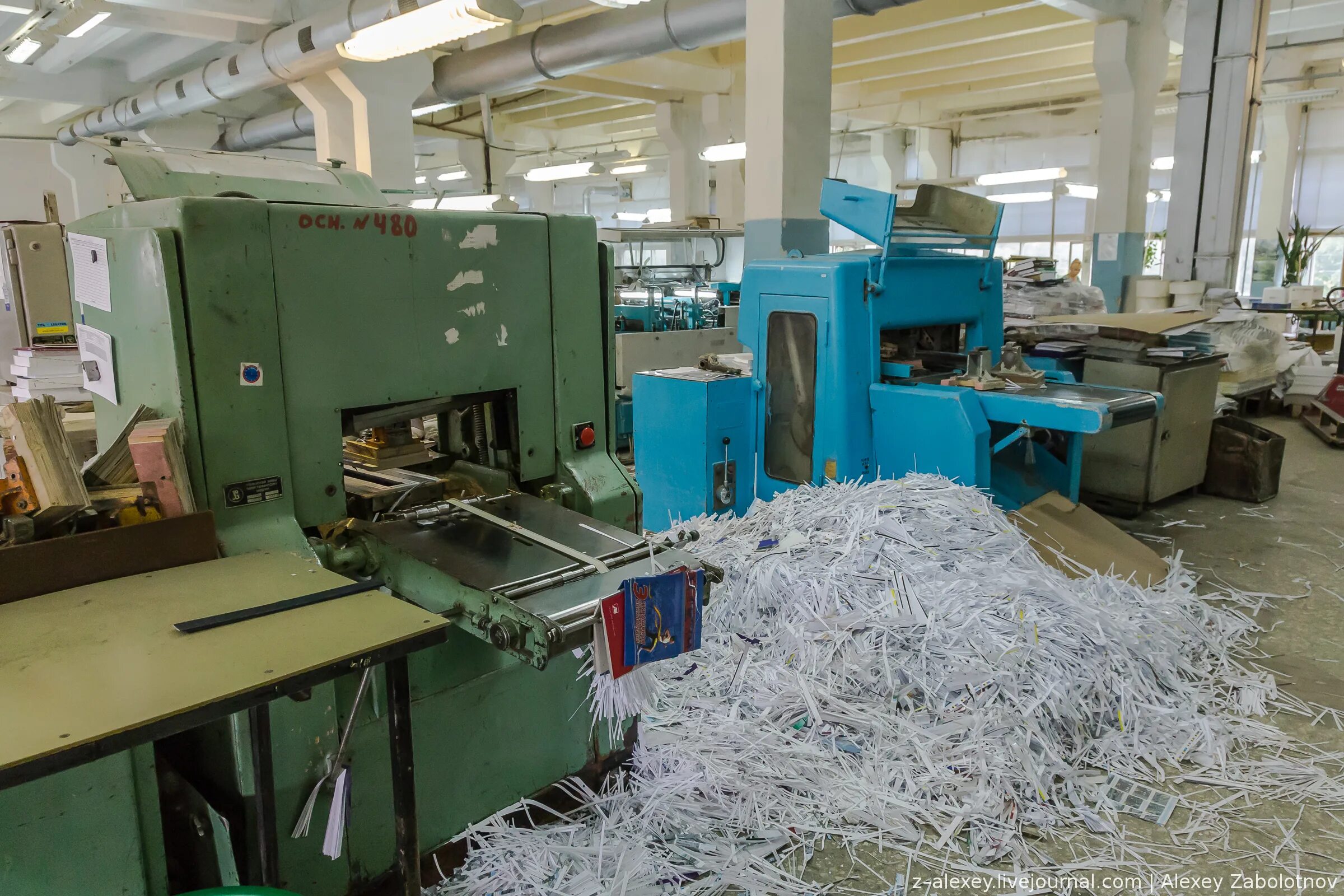 сотрудник типографии. до скольки работает типография. маленькая типография. майер типография москва. типография в белоруссии бельгийский корешок.