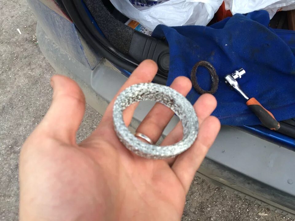 Уплотнительное кольцо приемной трубы. Уплотнительное графитовое кольцо на рено меган 2. кольцо приемной трубы меган 2. уплотнительное кольцо глушителя рено дастер 1.6. кольцо выхлопной системы меган 2.