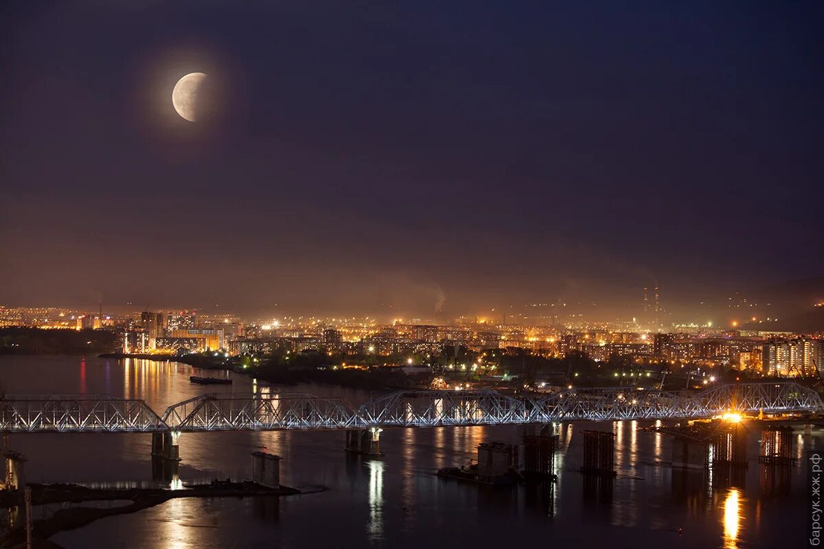 кровавая луна в красноярске. красная луна в красноярске. 2 августа 2023 суперлуние. фото луны красноярск. большая луна в перми.