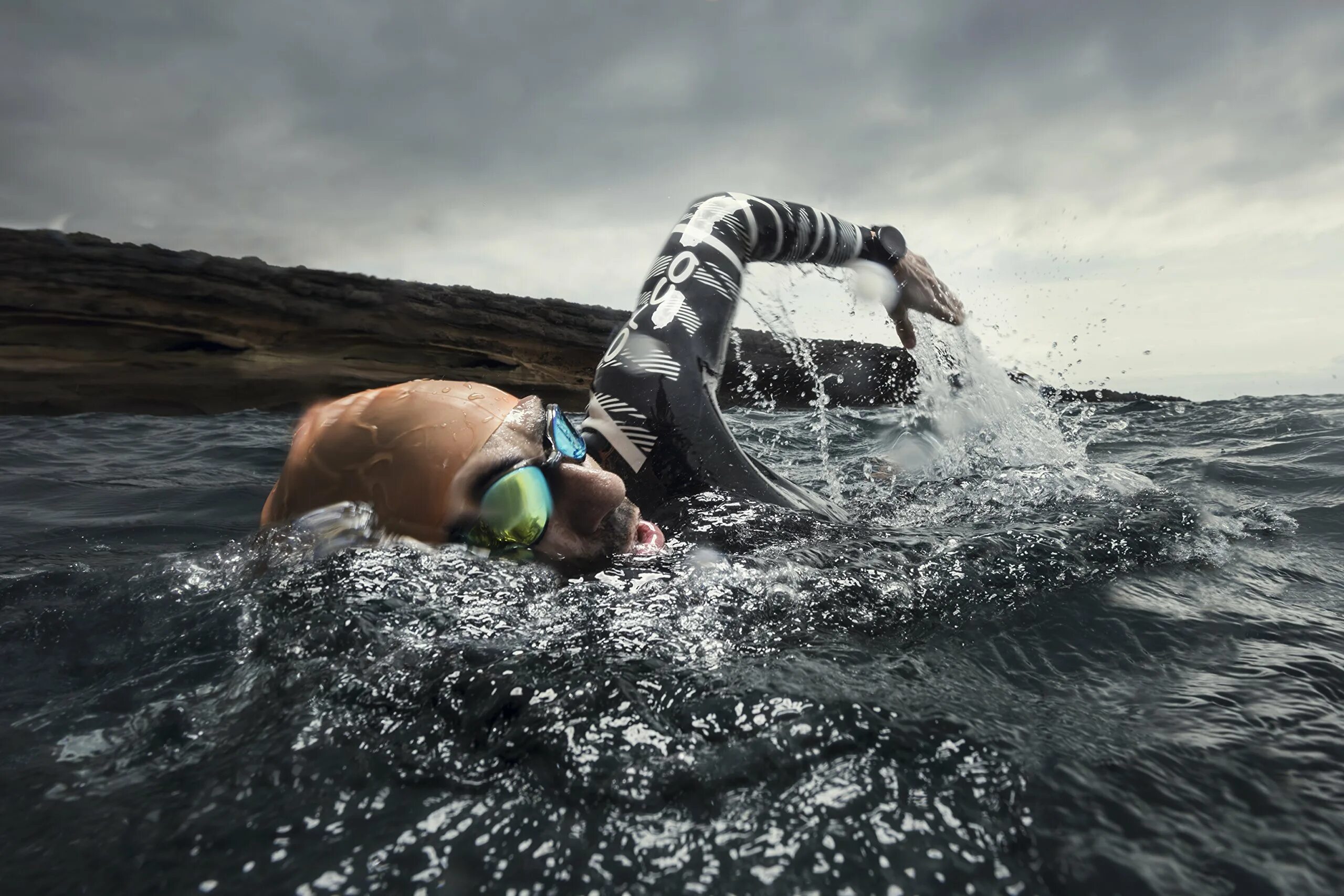 Watch me swim. Пловец Suunto. Плавание открытая вода. Пловцы на открытой воде. Пловец открытая вода.