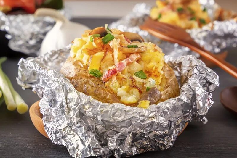 Картофель с овощами в фольге. Картошка с грибами в фольге. картошка с грибами в фольге в духовке. картофель запеченный в фольге. картошка в фольге с грибами и сыром.