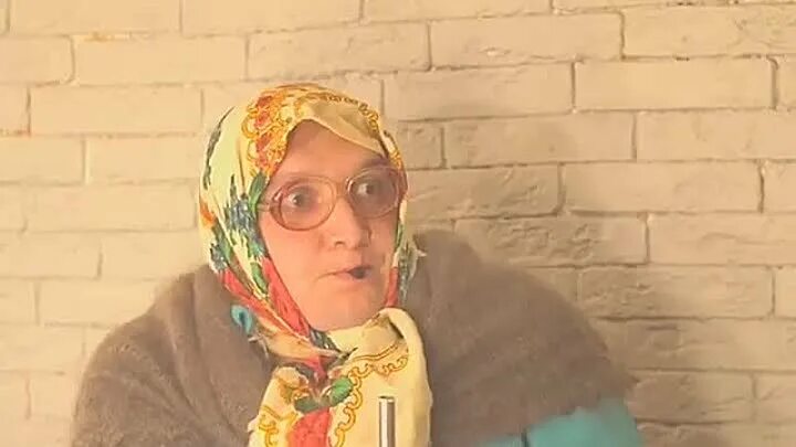 Где эта бабка. Бабки крутятся. Где эта бабка с больным зубом. Смешные мемы про бабуше. Бабушки на лавочке.
