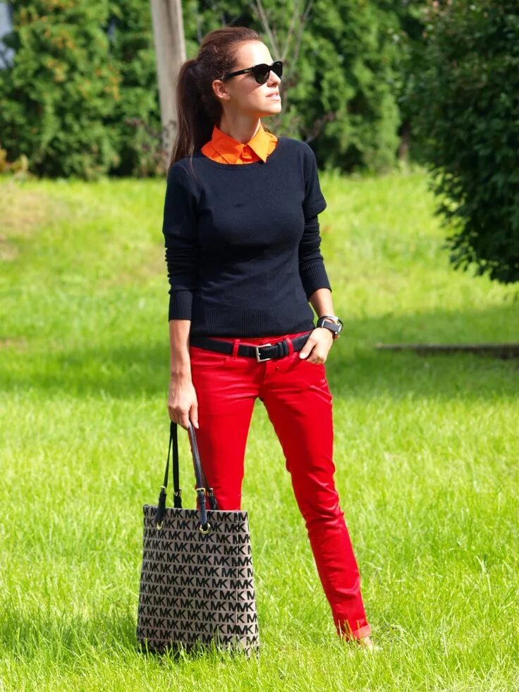 Красная блузка сочетается