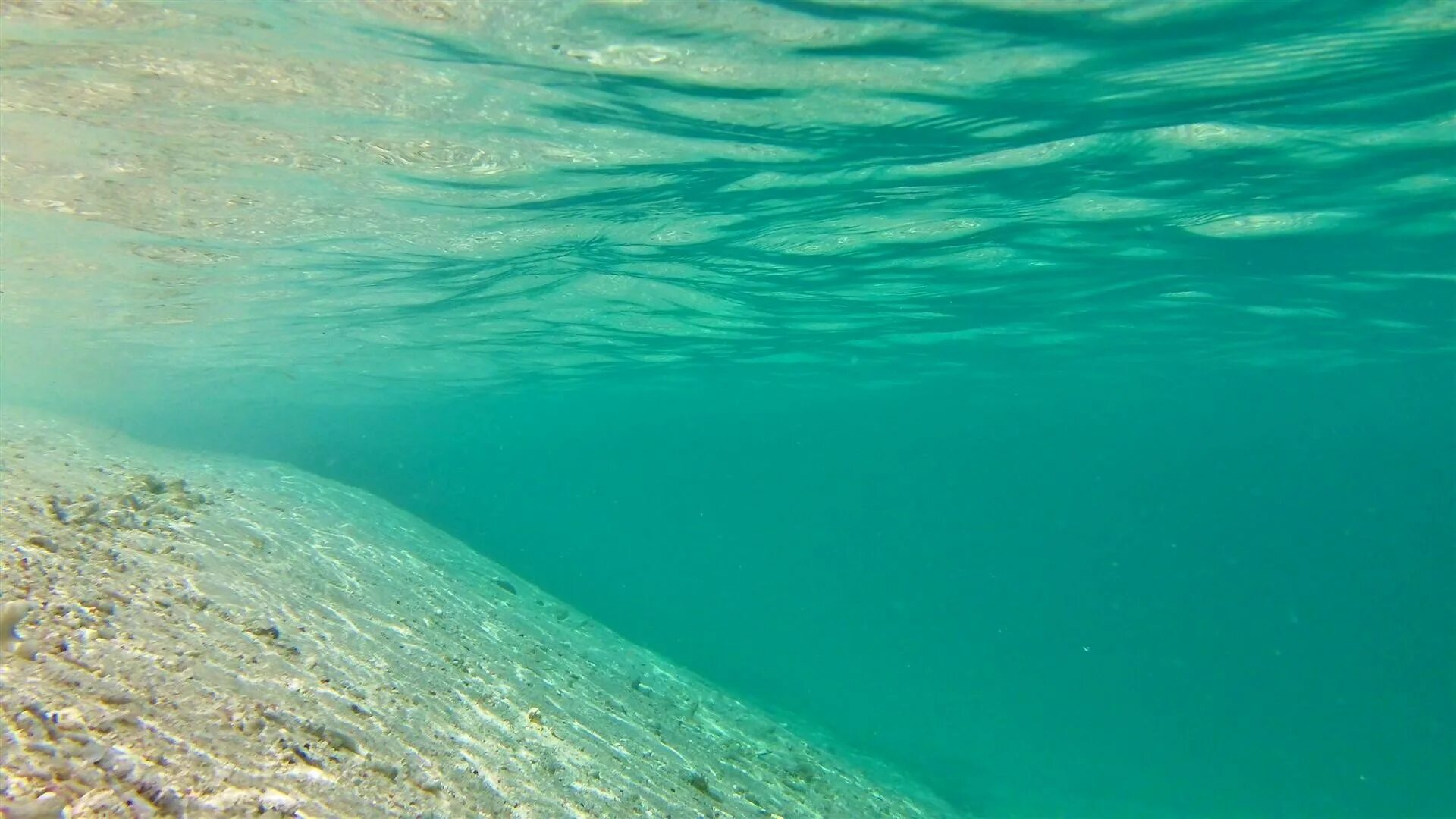 Как выглядит морская вода. Океан. бирюзовая вода. чистое море. океан под водой.