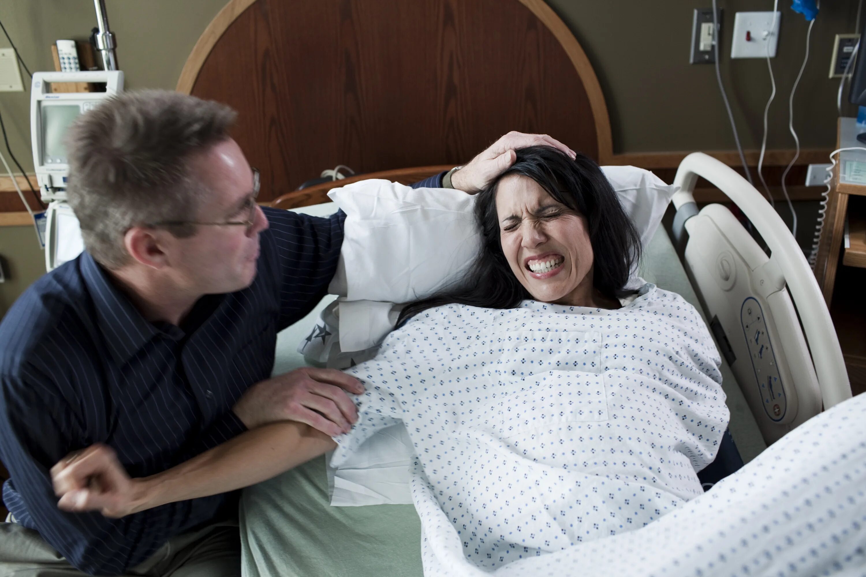 Младенец только родившийся. Домашние роды красивые. К чему снится беременность внучки. Женщина с ребенком в роддоме. Естественное рождение ребенка.