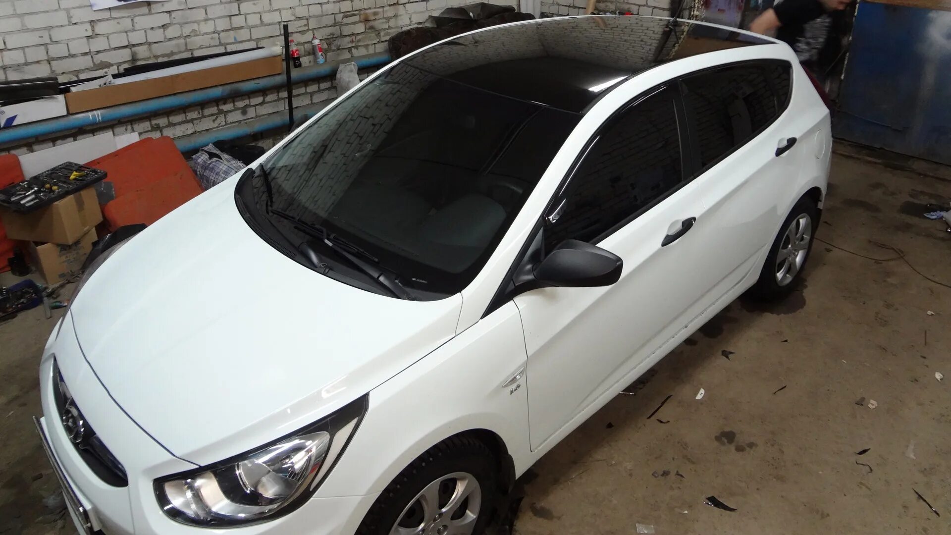 Hyundai Solaris 2012 хэтчбек черная крыша. Солярис 1 Рестайлинг хэтчбек с черной крышей. Хендай Солярис с черной крышей 2011. Hyundai Solaris 2013 с черной крышей. Крыша солярис хэтчбек