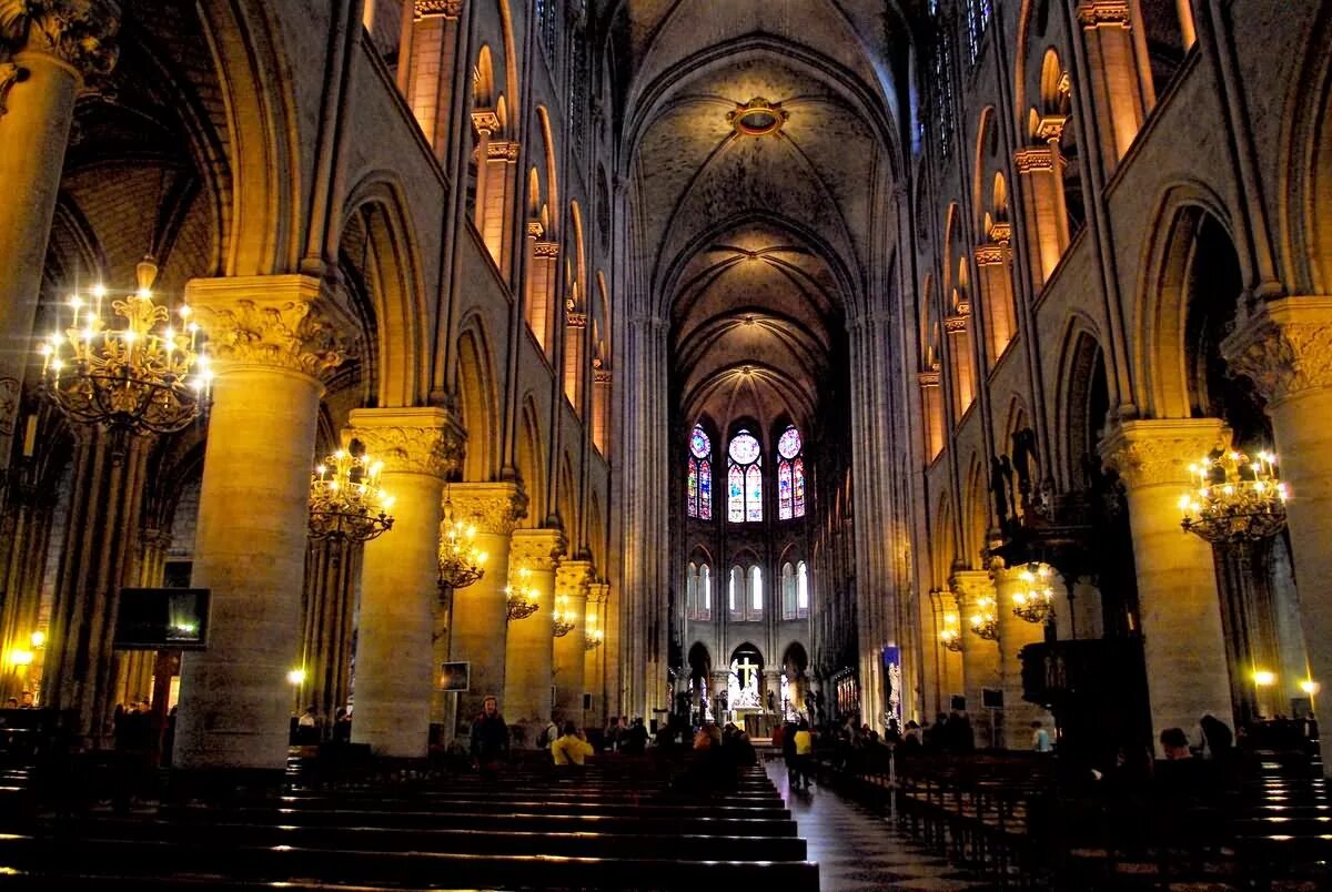 Famous cathedral. Трансепт собора Парижской Богоматери. Центральный Неф Нотр дама.