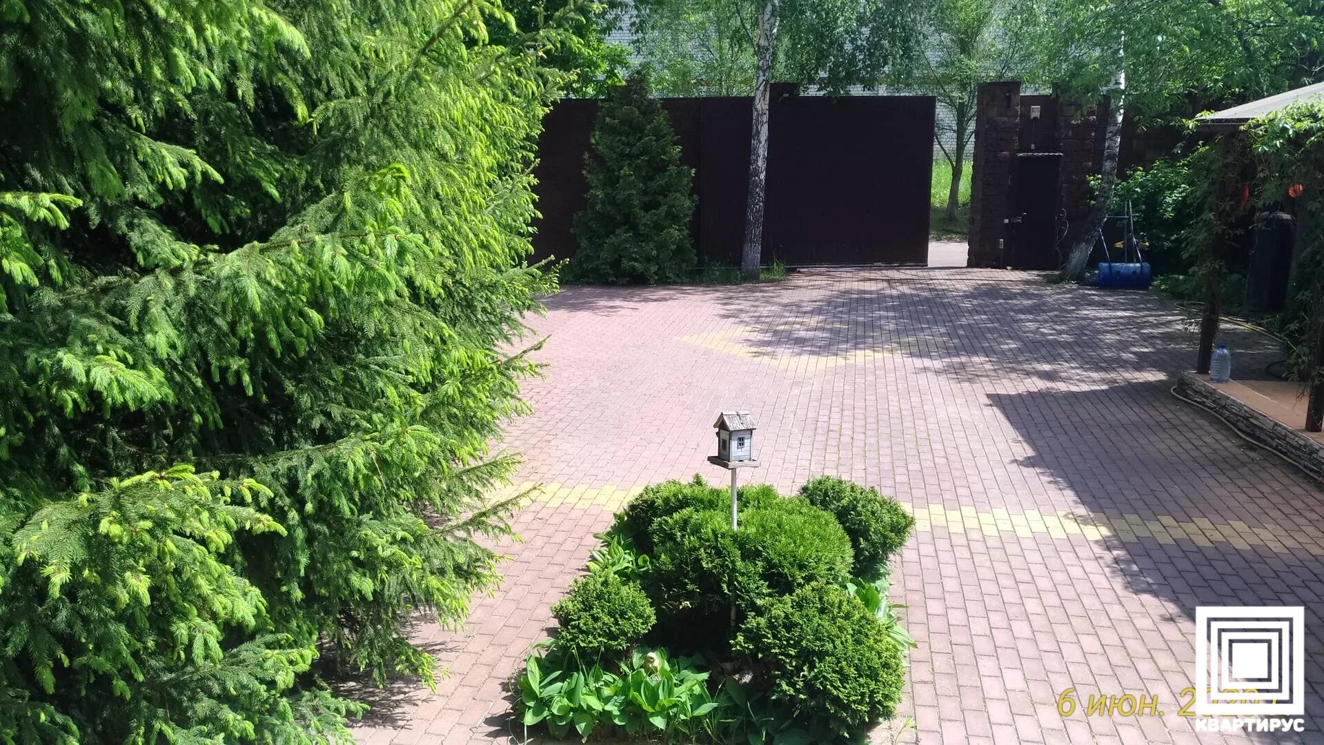 Дача наташи королевой в крекшино. Купить участок в королеве комаровка. Дом королёвой и тарзана в крёкшино. Дача наташи королевой. Дом наташи королевой в крекшино.