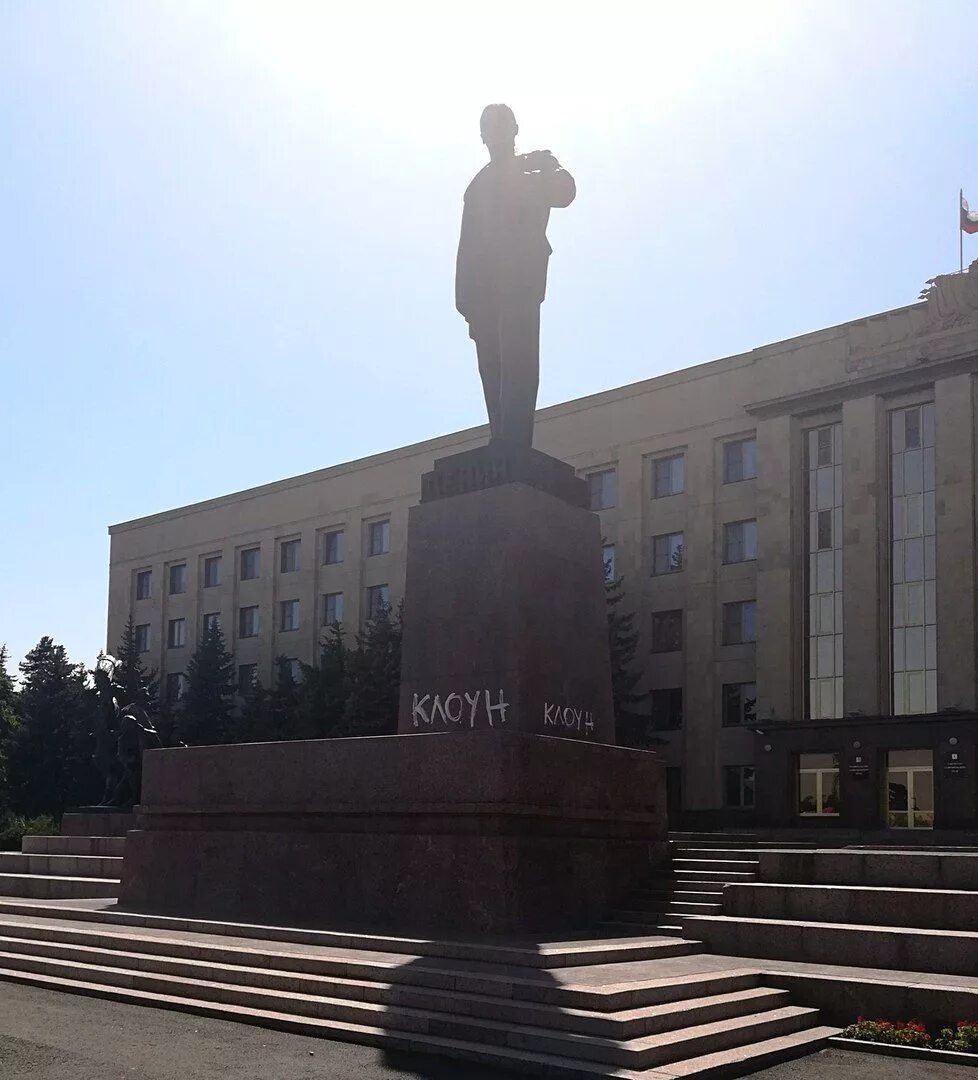 Памятник на площади Ленина Ставрополь. Памятник Ленину в Ставрополе. Статуя Ленина Великий Новгород площадь Победы. Памятник ви Ленину Ставрополь.