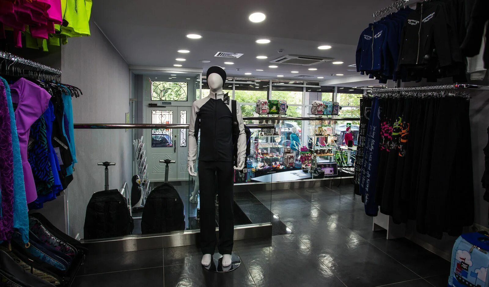 Магазин фигурист на ленинском. Платья магазин фигурист. Твизл магазин. Фигурист магазин для фигурного ленинский проспект. Фигурные магазины москва.