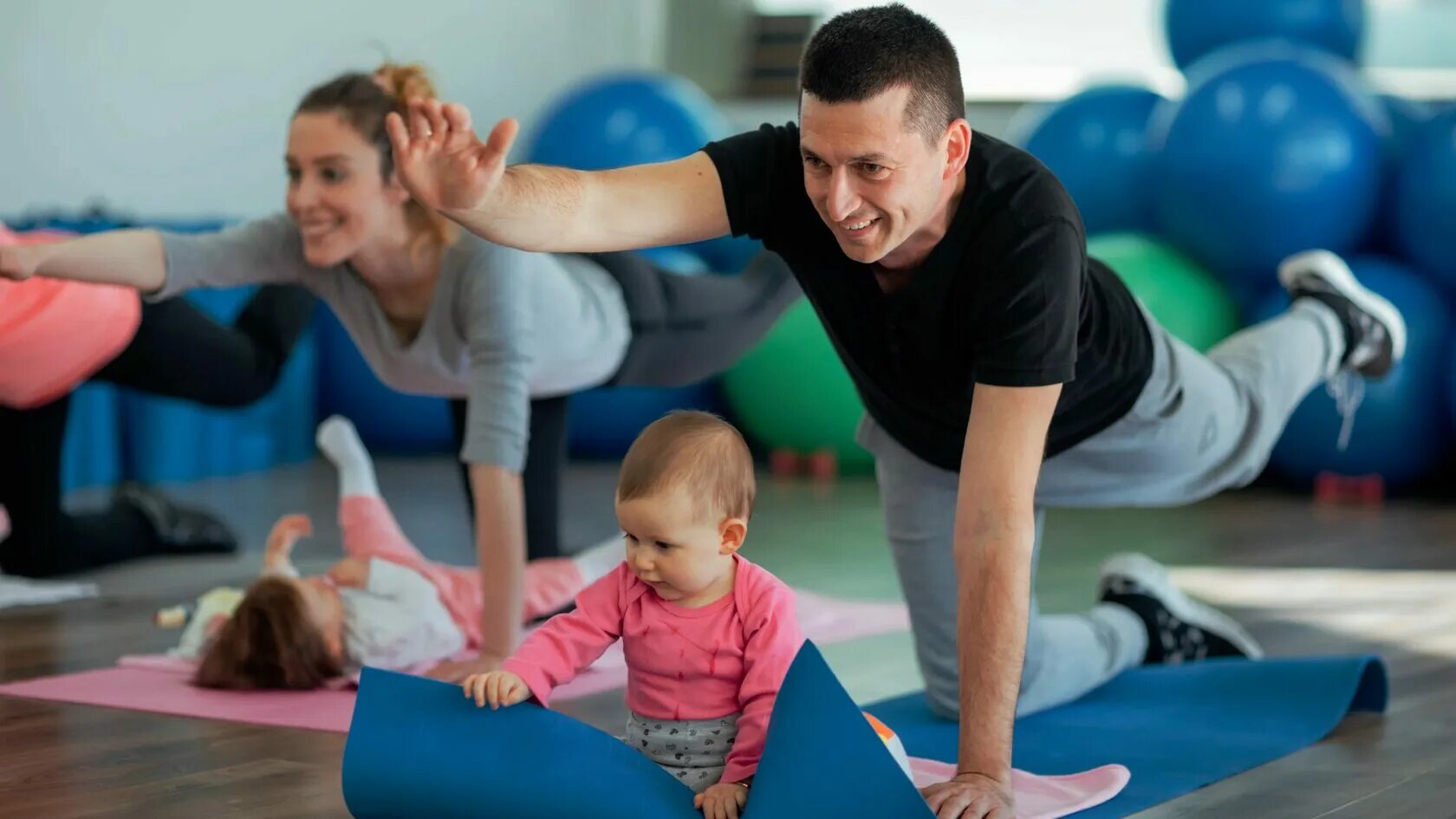 Мамы и папы занимают. Спортивные занятия. Спортивные дети. Занятие спортом дети. Фитнес для детей и взрослых.