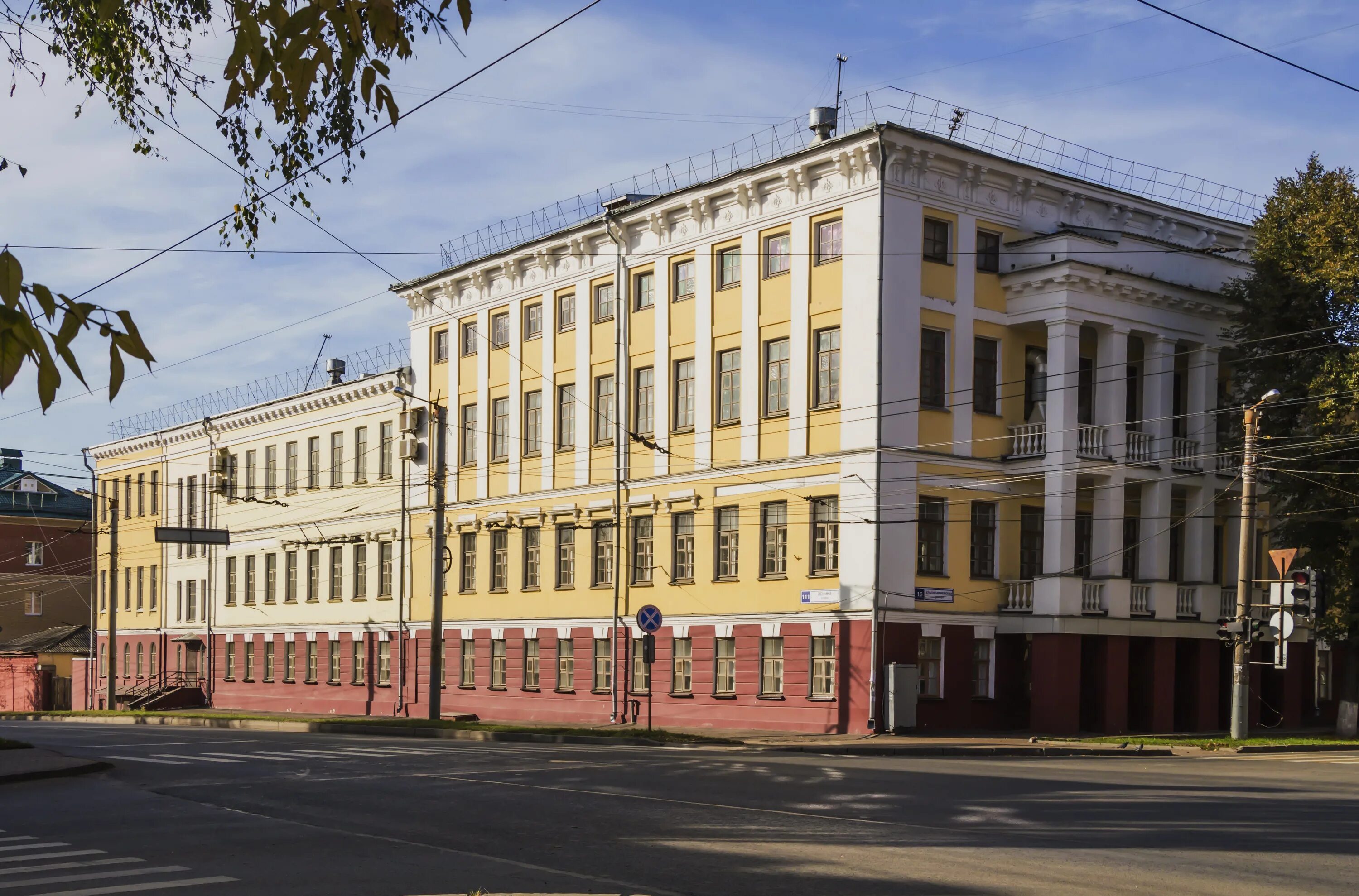 Институты 1993. Кировский государственный педагогический институт им в.и Ленина. Педагогический институт имени Ленина Киров. 14 Корпус ВЯТГУ Киров. Киров корпусы пединститут.