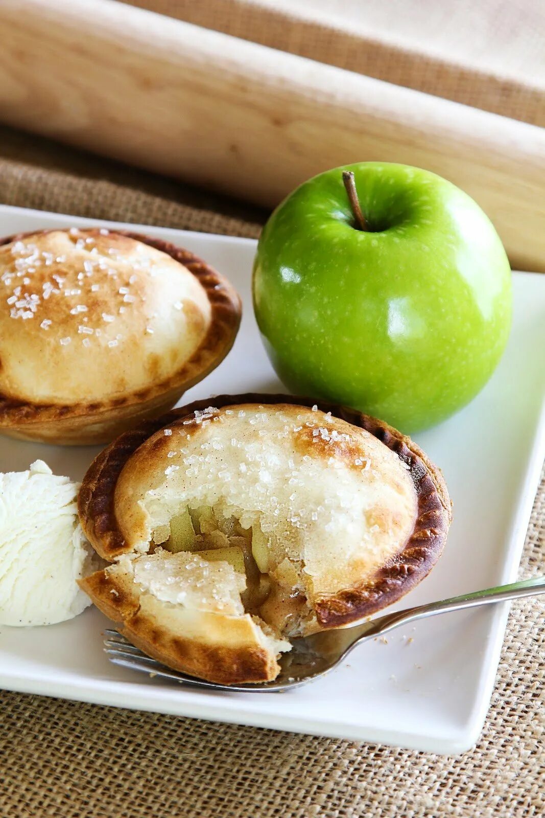 Десерт из яблок. Apple pie mini. яблочный десерт. яблочное пирожное. необычные десерты из яблок.