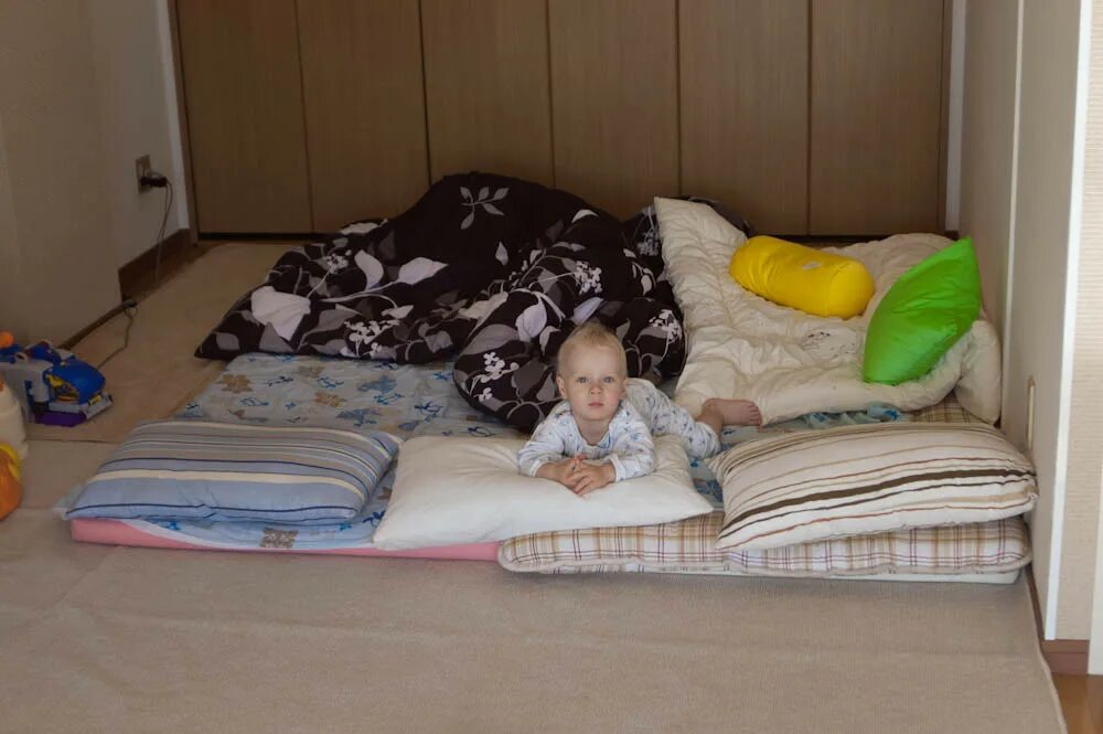 Широкая кровать для детей на полу. Матрас чтобы спать на полу. Сплю без матраса