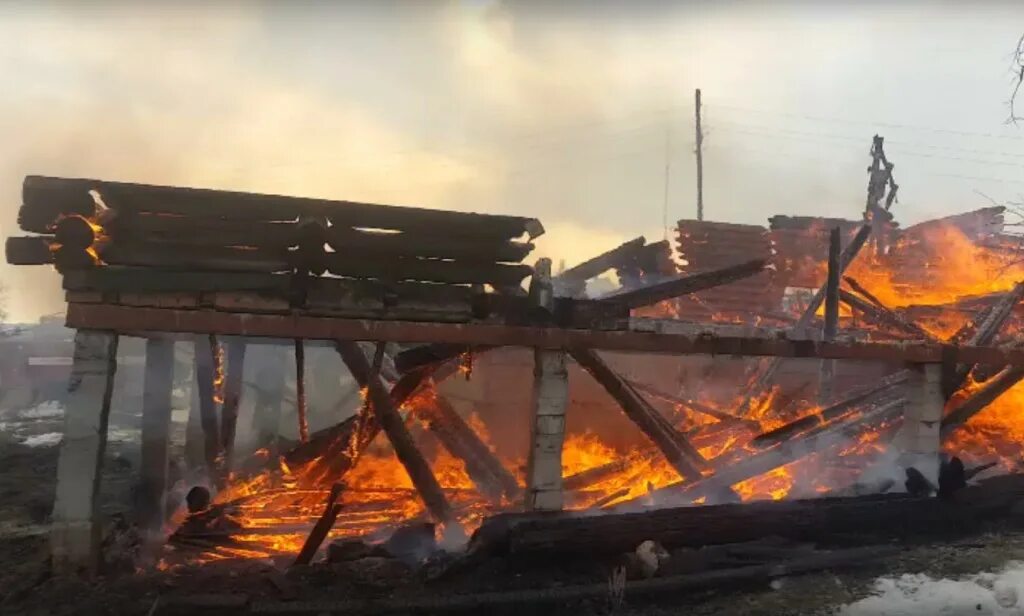 пожар в урмышла. пожары. дом горит. в калуге сгорел дом. дом горит.